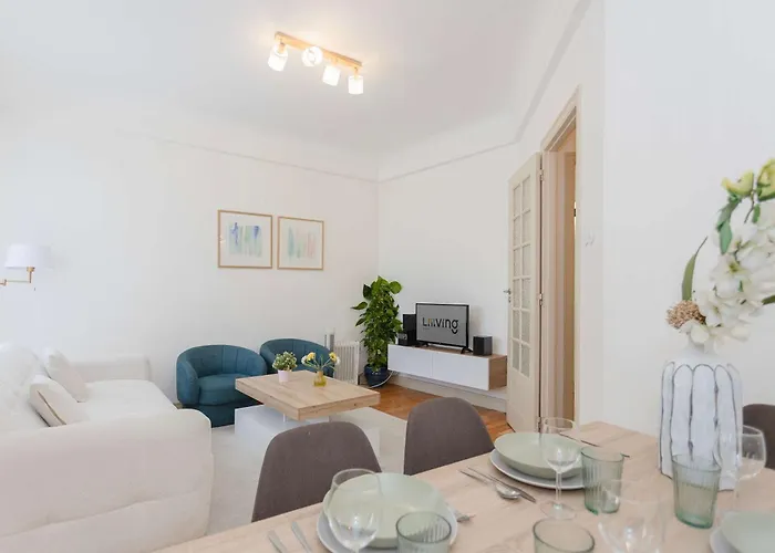 Liiiving In - Lovely Stylish *