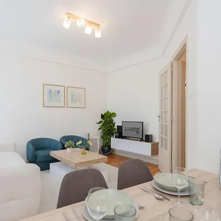 Liiiving In - Lovely Stylish *